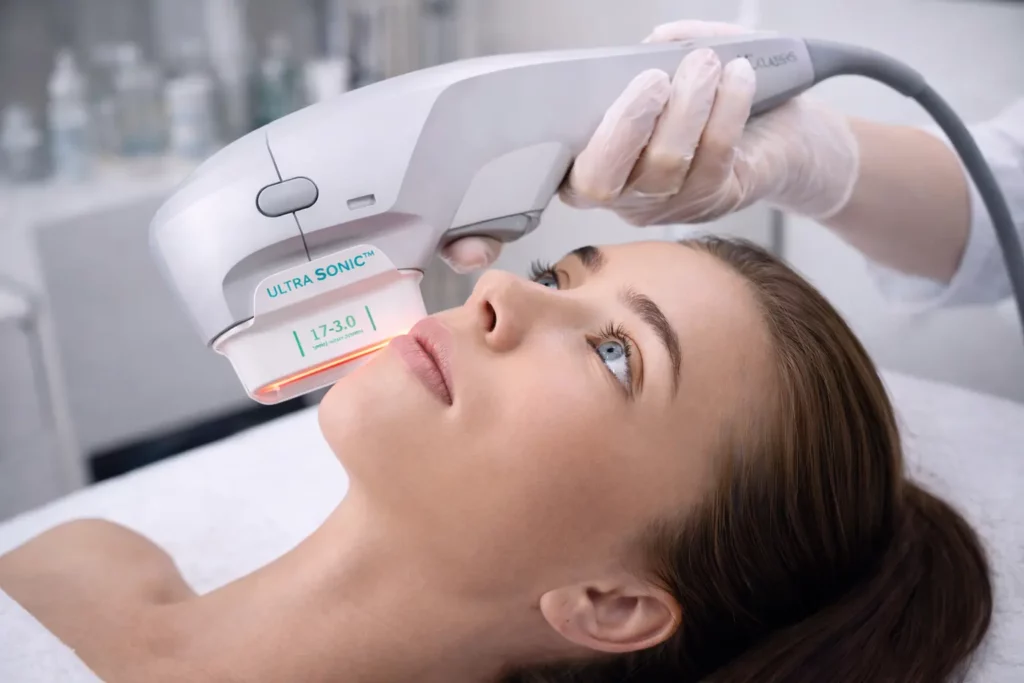 Апаратна підтяжка обличчя - косметолог проводить процедуру підтяжки шкіри апаратом у салоні